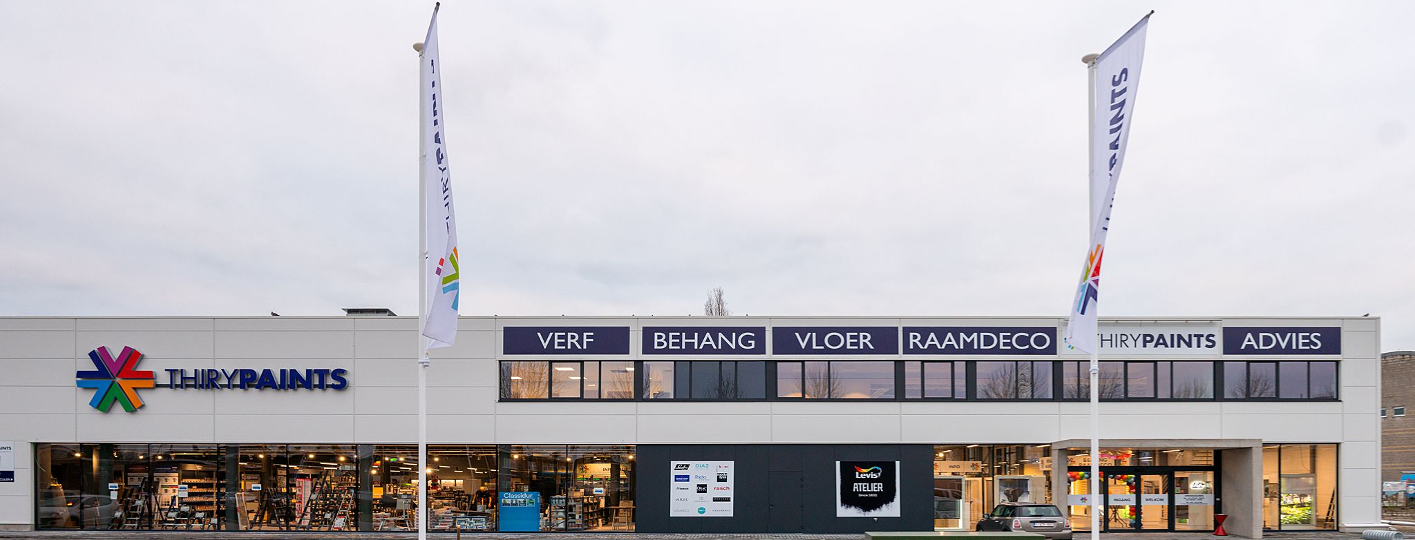 Een foto van de verfwinkel.